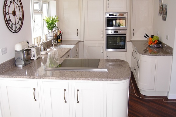 Regent Ivory with Mariposa Buff Quartz Bespoke Fitted Kitchen