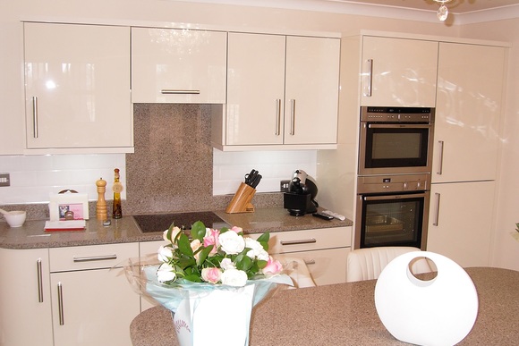 Cream Zurfiz Acrylic with Mariposa Quartz Bespoke Fitted Kitchen