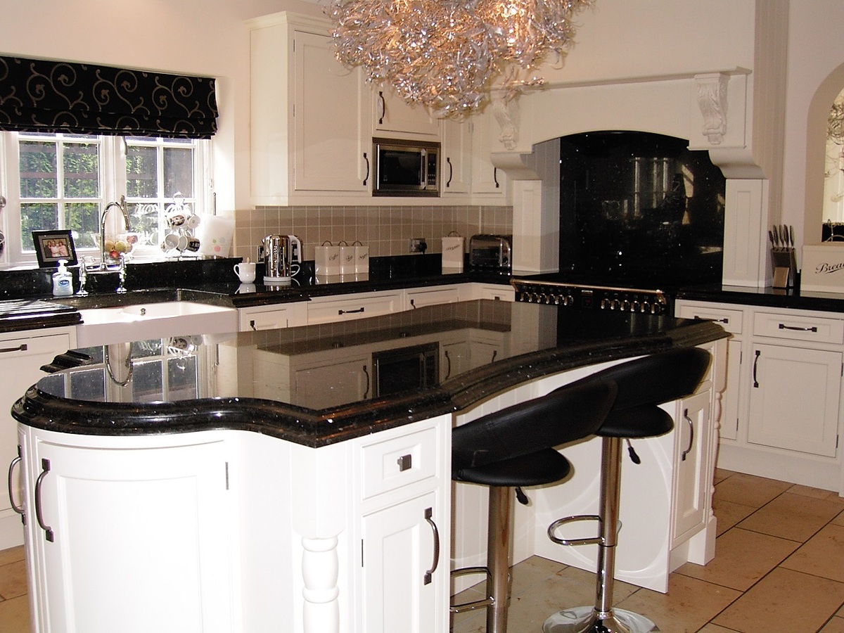 Traditional White Shaker With Emerald Pearl Granite Bespoke Fitted