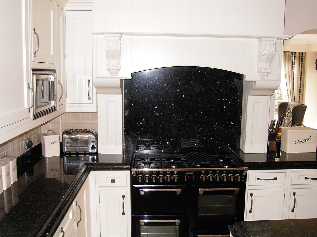 Traditional White Shaker With Emerald Pearl Granite Bespoke Fitted