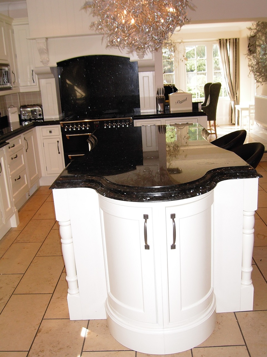 Traditional White Shaker With Emerald Pearl Granite Bespoke Fitted
