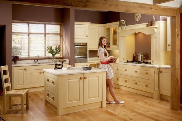 Stamford Buttermilk | Raised Panel Painted Oak Kitchen