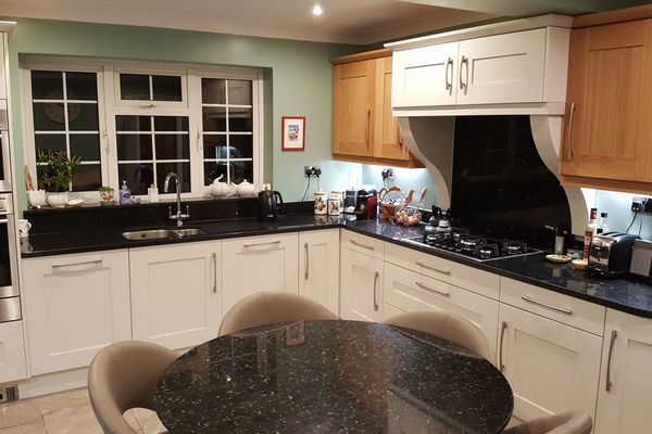 Painted porcelain and Oak Shaker Fitted kitchen