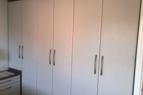 Fitted wardrobes in light grey grained Pisa